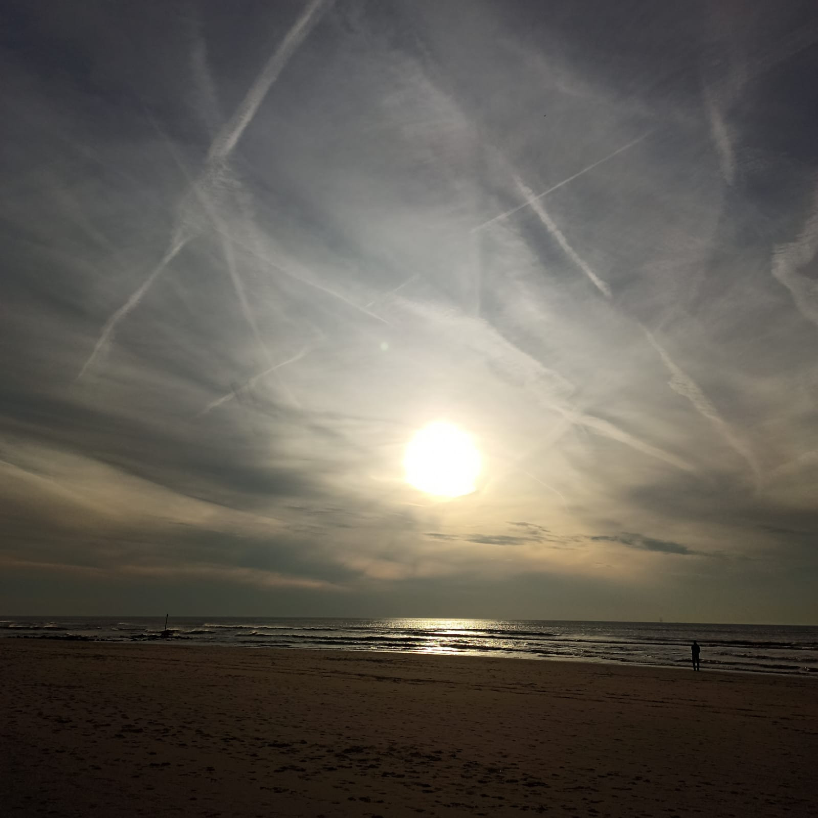 Ja veel mooie lijnen in de lucht, maar die zag ik pas achteraf (afgelopen dinsdag strand Duindorp rond strand(af)slag 8)